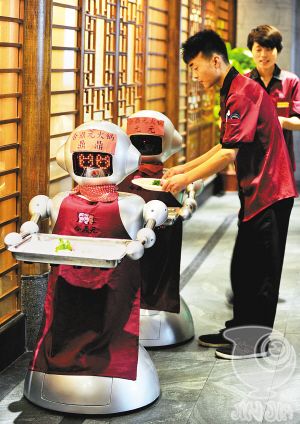 这家火锅店 上菜的“伙计”都是机器人