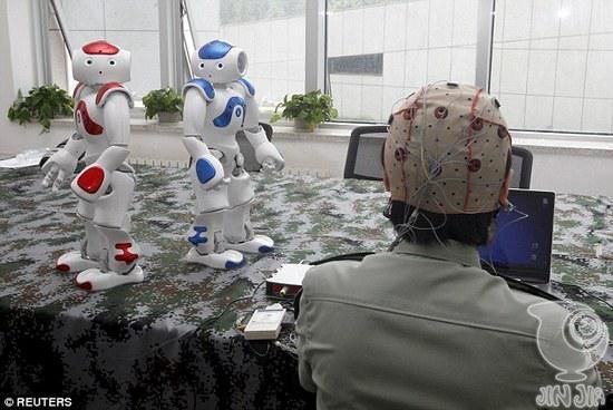 中国军队训练学生用意念控制机器人