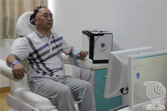 “神工二号”人工神经康复机器人：中国国产大白