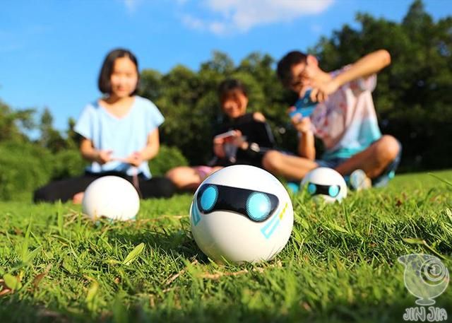 腾讯微宝球型机器人亮相 能游戏可无线充电