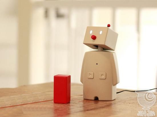 日本发布可帮你监视房间的呆萌机器人BOCCO 