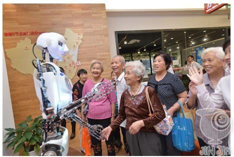 物联网时代 机器人帮养老！