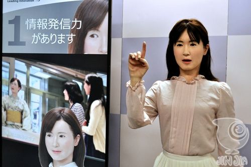 日本现美女机器人导游 精通中英日三国语言