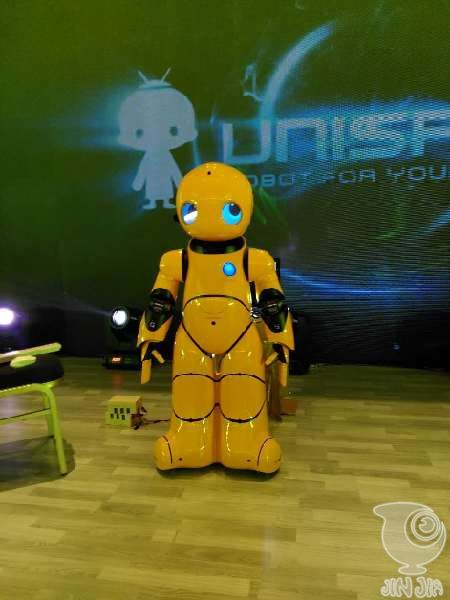 国内首个大型服务机器人优友亮相 