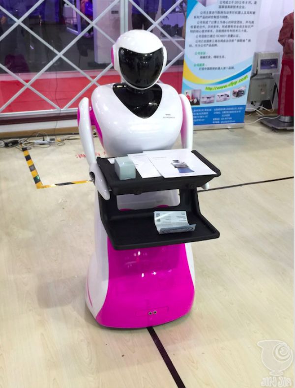 餐饮服务机器人小智惊艳亮相世界机器人大会