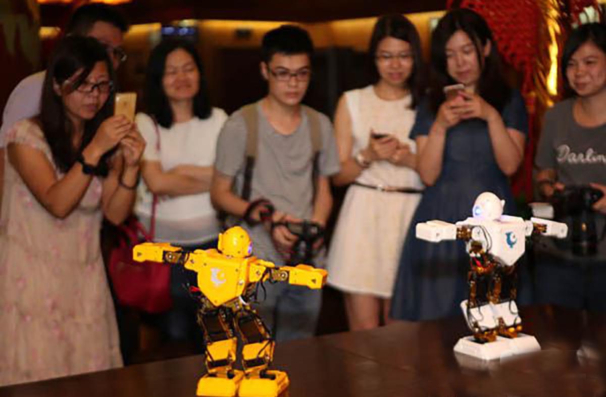今甲科技“盘古”机器人跳起舞 90后创客分享创新灵感