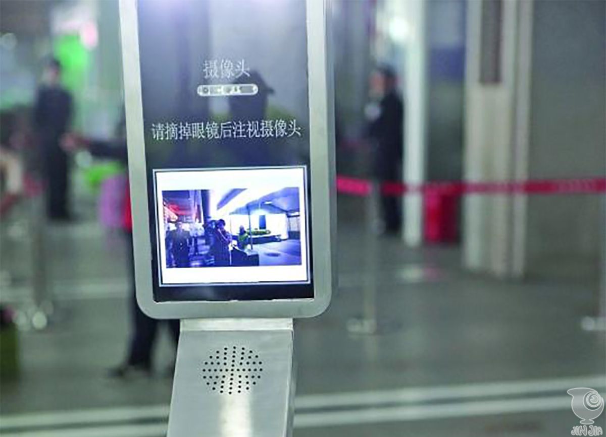 广深高铁站引入机器人等服务 “刷脸”通关最快5秒广深高铁